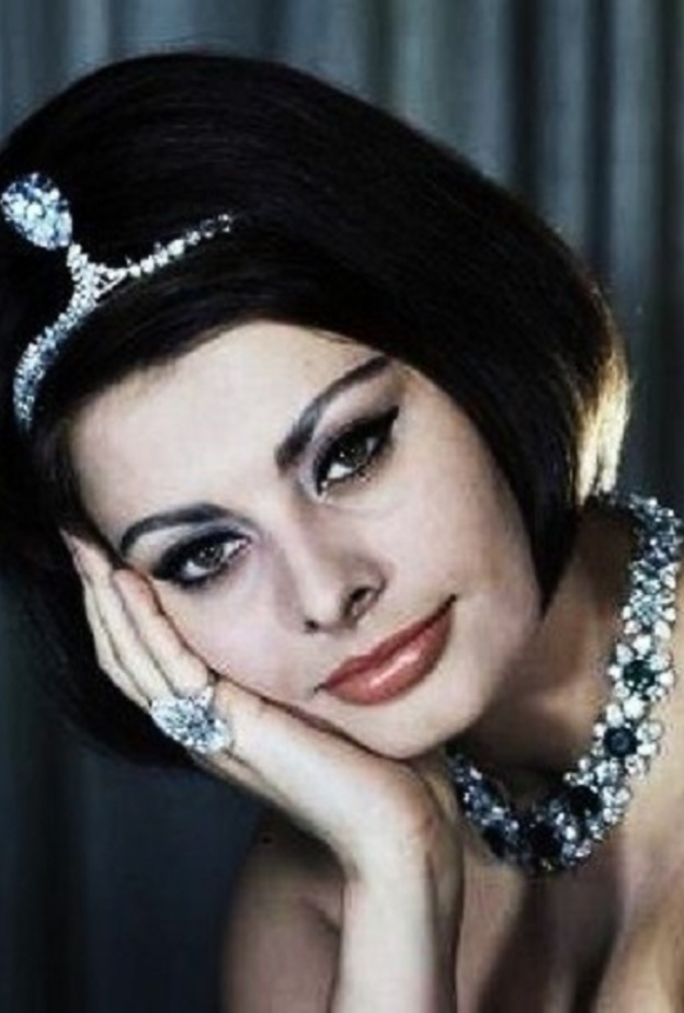 صوفيا لورين في اطلالة ساحرة بمجوهرات بولغاري Bulgari