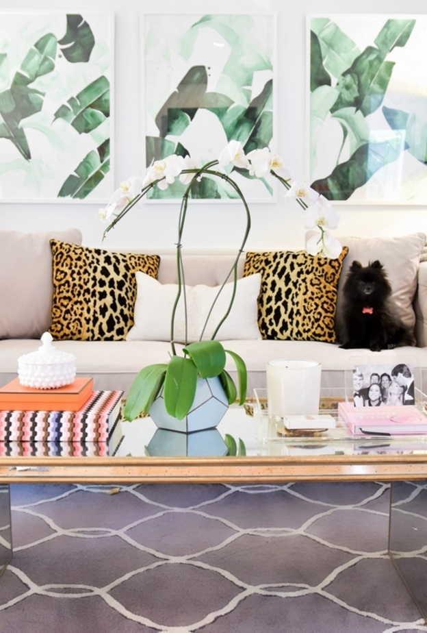 كرسي للاسترخاء ضمن ديكور زاوية المنزل يعتمد القماش بطبعة الحيوانات