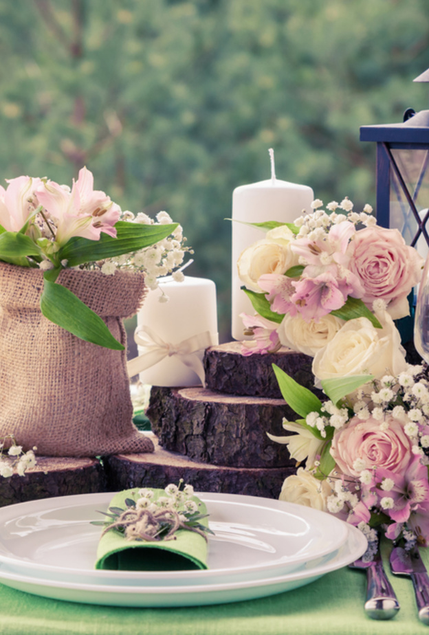 زينة كلاسيكية وراقية لطاولات الزفاف