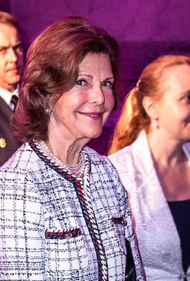  ملكة السويد في إطلالة أنيقة بالتويد