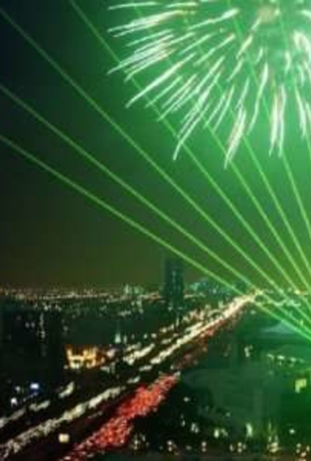 300 طائرة درون ترسم أكبر علمين للمملكة في العالم بسماء الرياض وجدة