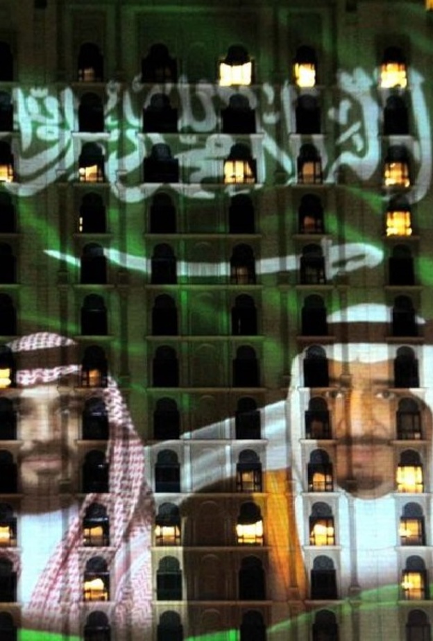 شعار التوحيد يزين شوارع جدة 