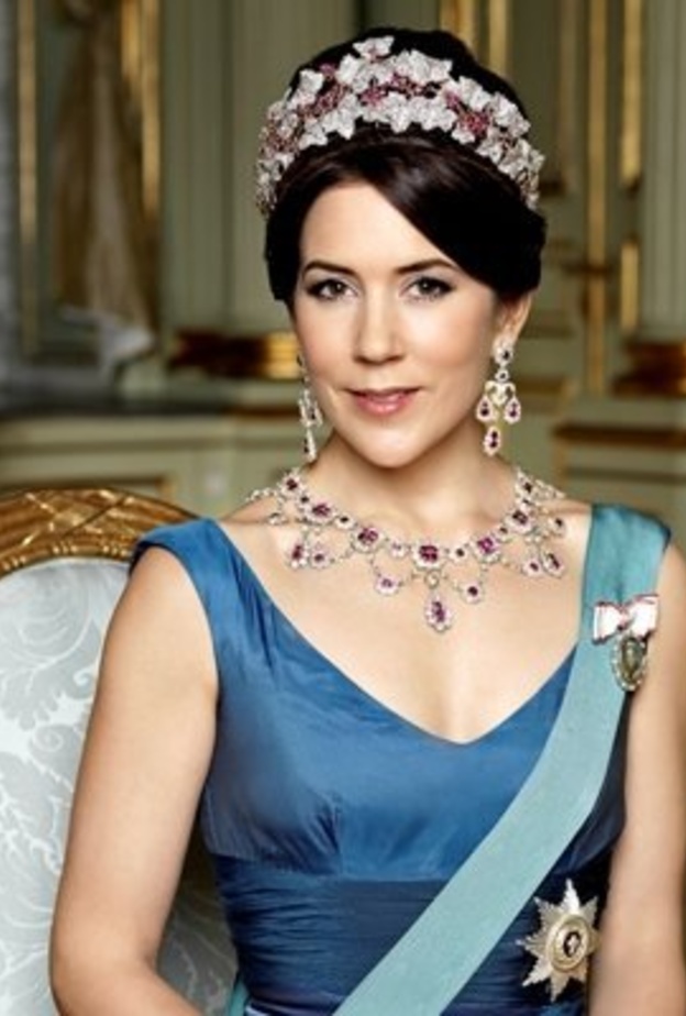 اكسسوار شعر على شكل وردة ارتدته الاميرة مادلين ويليق بالعروس