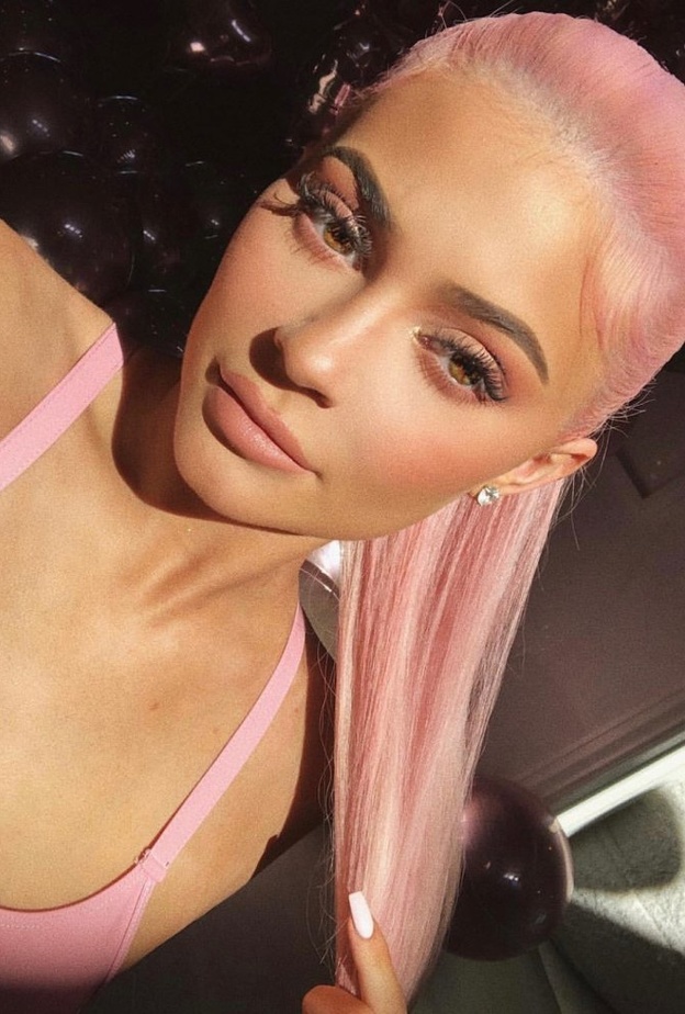 كايلي بشعرها الجديد برفقة ابنتها ستورمي