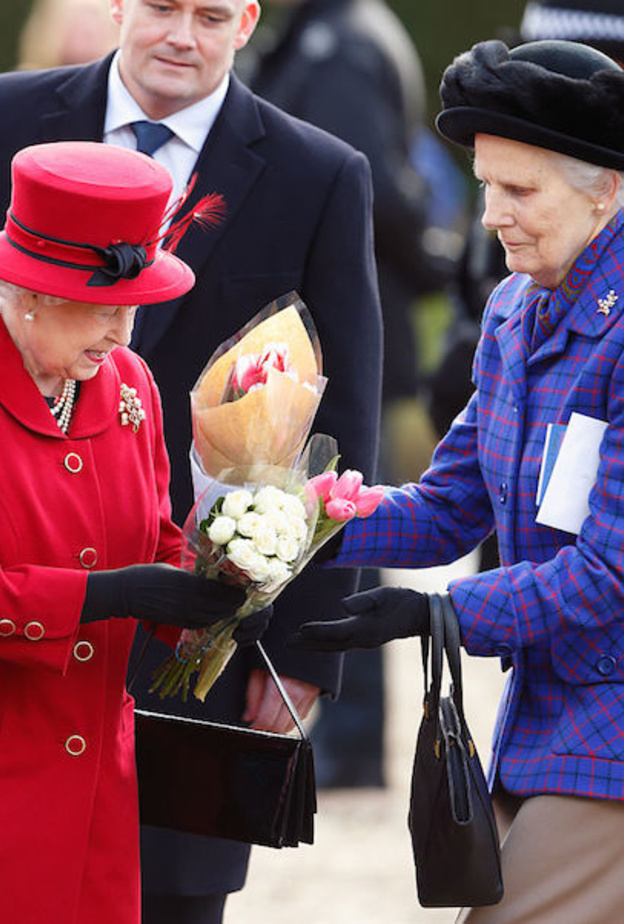 وصيفة الملكة وصديقتها تعود إلى بالمورال بعكازين