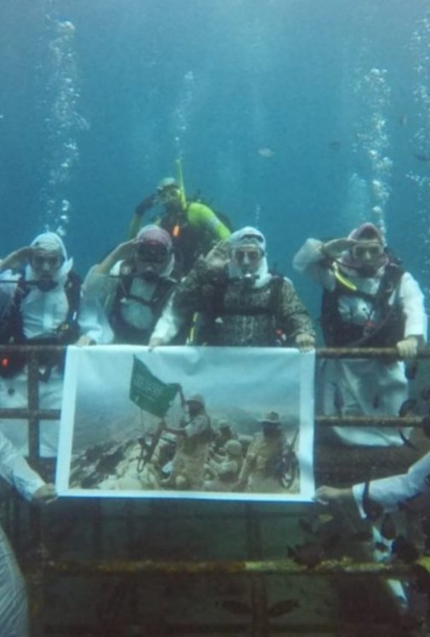 فريق صدى الأعماق يحمل صور أبطال الحد الجنوبي