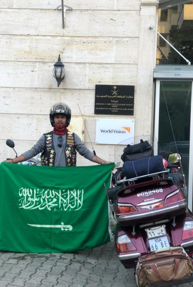 الرحالة العنزي أثناء رحلته على الدراجة النارية