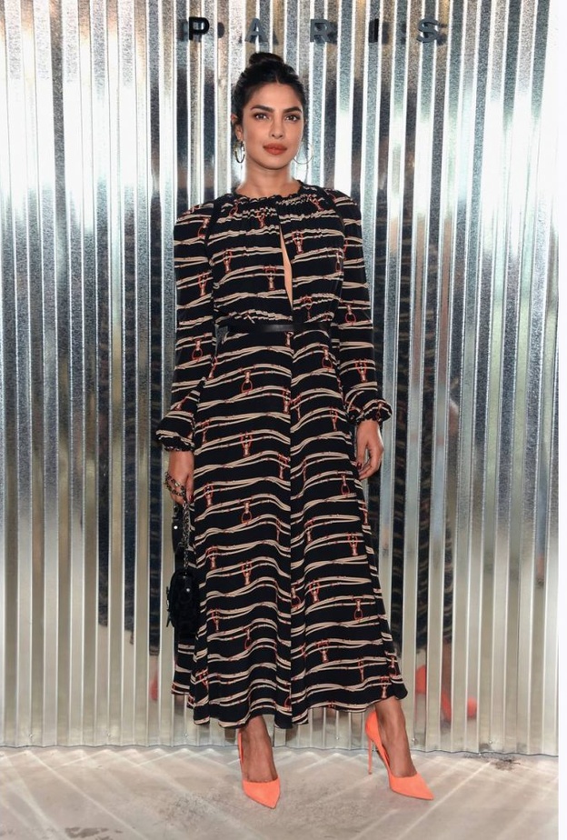 فيكتوريا بيكهام في فستان ماكسي بنقشة النمر