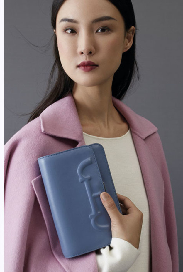 Carolina Herrera تُكرّم النساء السيدات القويات بمجموعة Victoria Insignia المميزّة