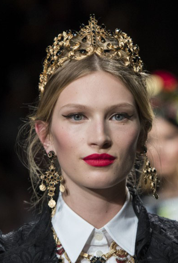 أكسسوارات شعر الورود الفاخرة في عرض دولتشي اند غابانا Dolce & Gabbana