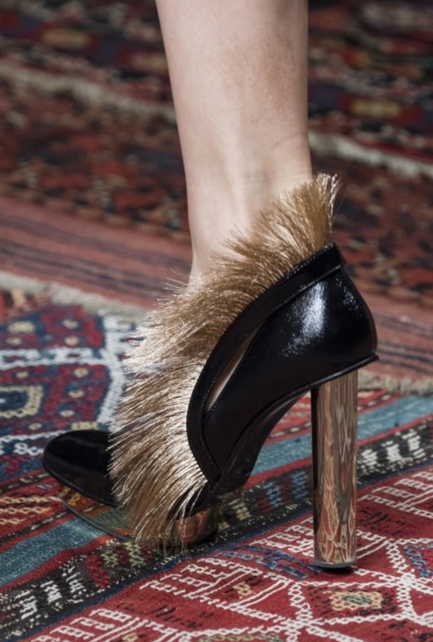 Emili Pucci جزمة باللون البيج، يمكنك اعتمادها مع فساتينك القصيرة