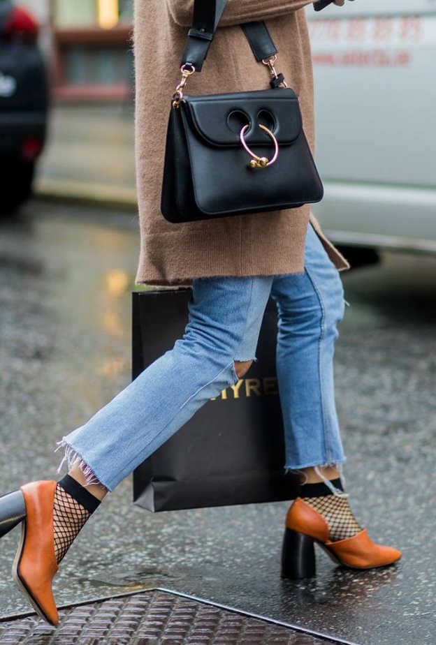 من الممكن اعتماد أحذية الكاحل المصممة بشكل أساسي مع الجوارب