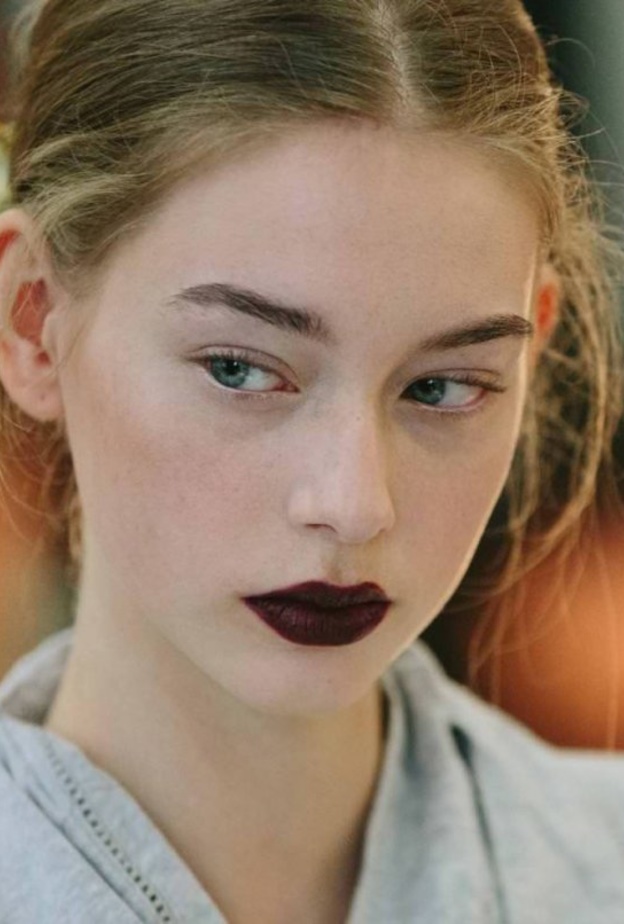 احمر شفاه بلون التوت الداكن احدث موضة لعروس خريف 2018