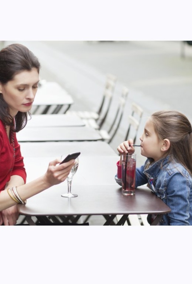 لماذا يكثر طلبات الاطفال عند انشغال الام بالمكالمة في الهاتف