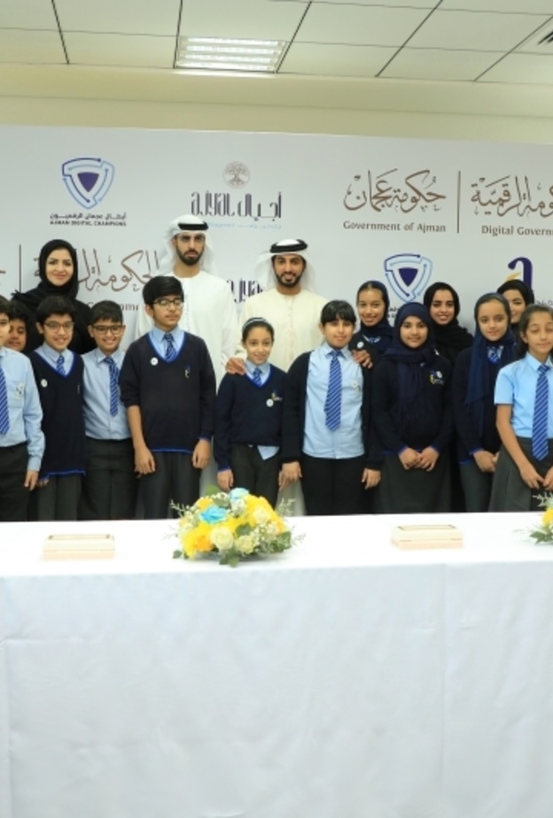 راشد بن حميد عقب توقيع الاتفاقية بحضور عمر بن سلطان العلماء