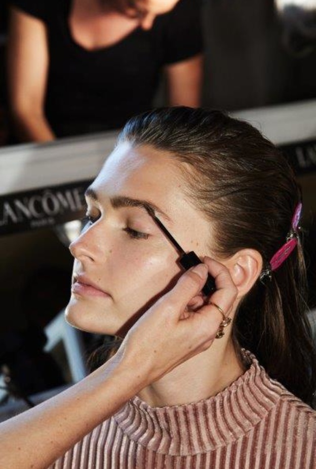 اطلالة مميّزة من توقيع Lancome خلال عرض أزياء بروينزا سكولر