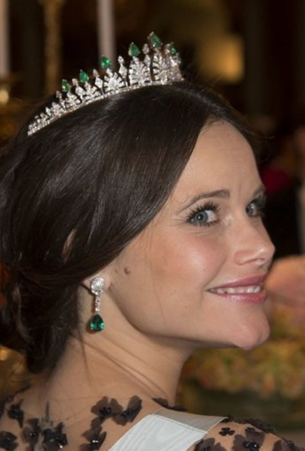 الأميرة فكتوريا بقلادة رائعة بالزمرد مع تاج ماسي مدهش بتفاصيله