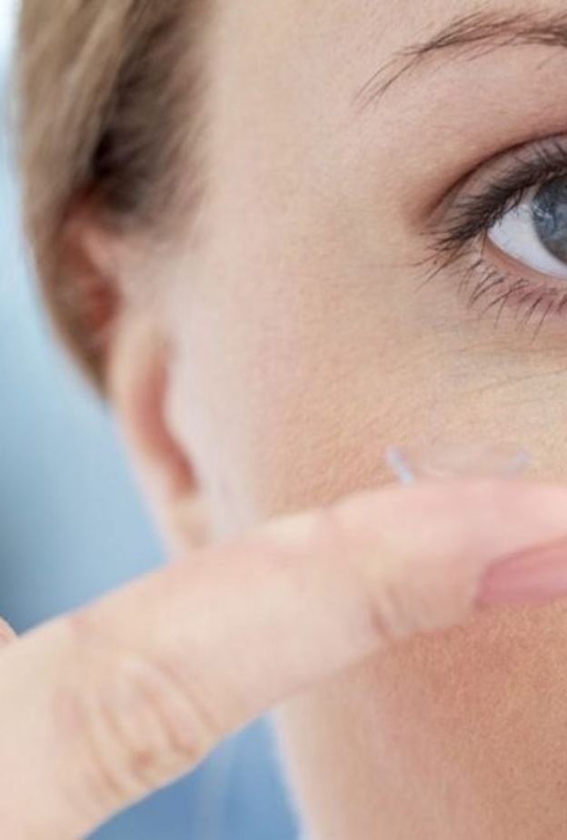 العدسات اللاصقة تضر بصحة العيون