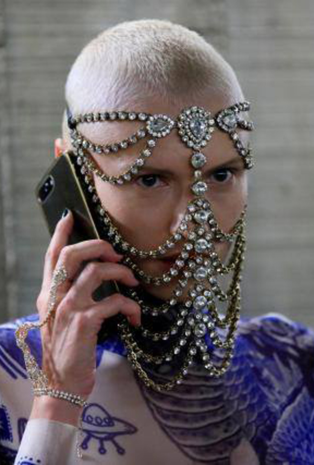 اطلالة لا تخلو من الغرابة في كواليس عرض أزياء Koche في باريس