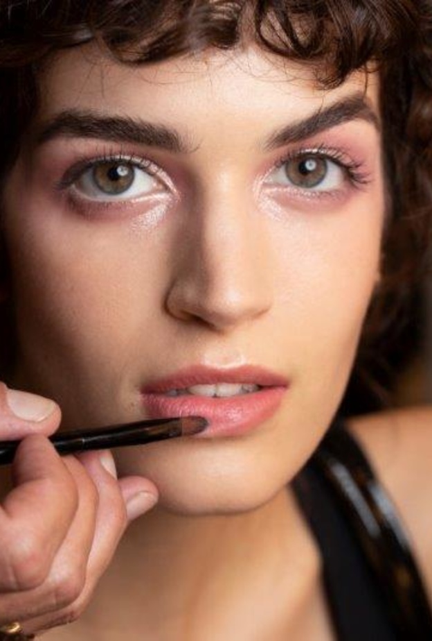 اطلالة جمالية بلمسات ليندا كانتيلو خبيرة المكياج العالميّة في دار GIORGIO ARMANI 