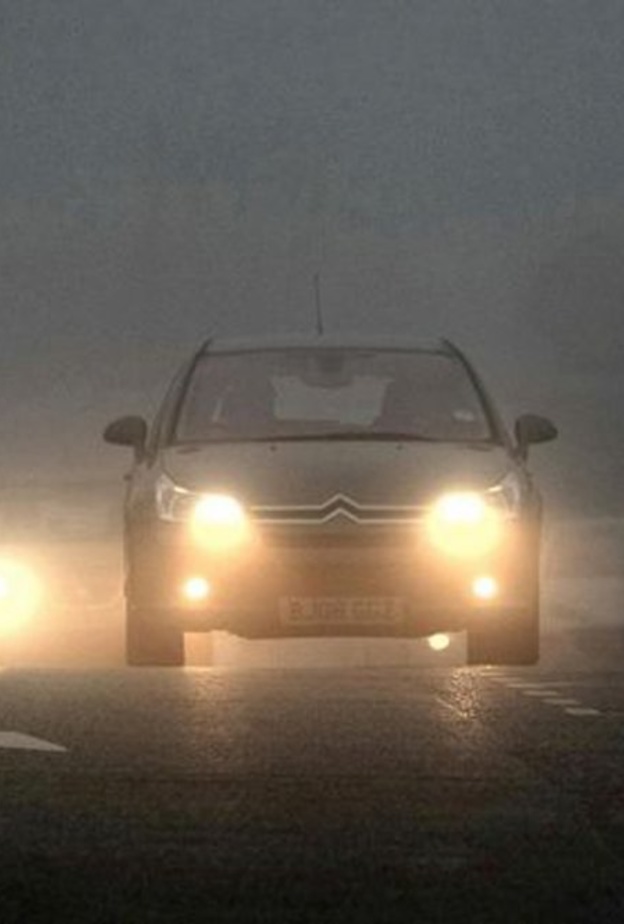 القيادة في الضباب تتطلب حذر شديد وعدم ارتكاب أخطاء ساذجة قد تودي إلى حوادث خطرة