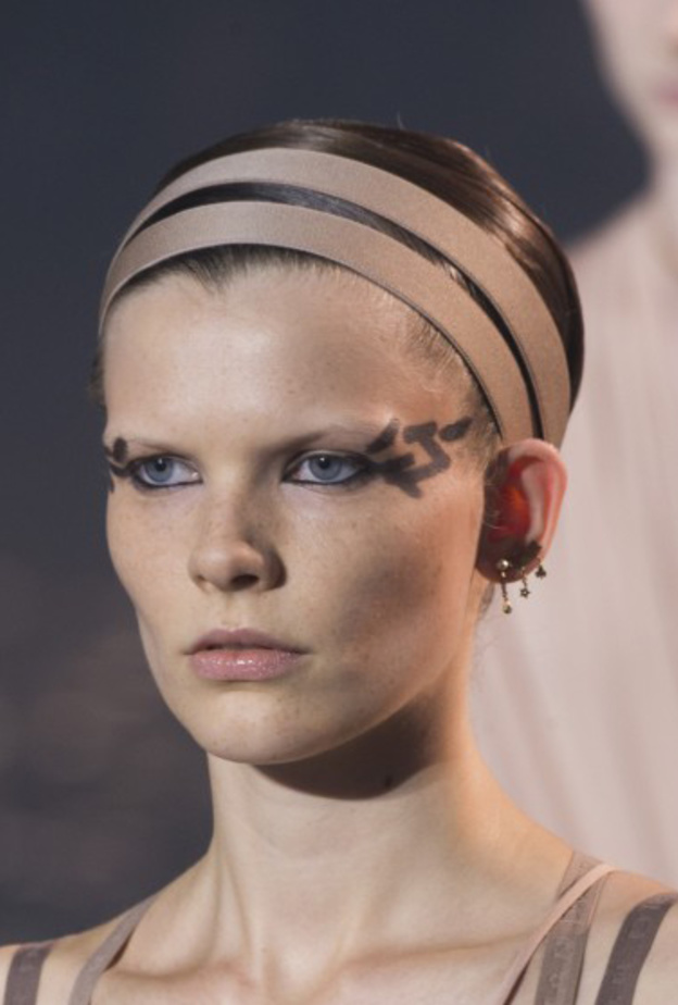 مكياج براق وذهبي من Saint Laurent لربيع وصيف 2019.