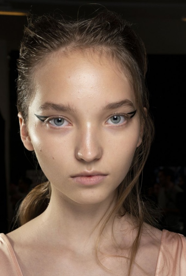  أجمل رسمات الآيلاينر الملفتة مباشرة من عروض باريس 2019