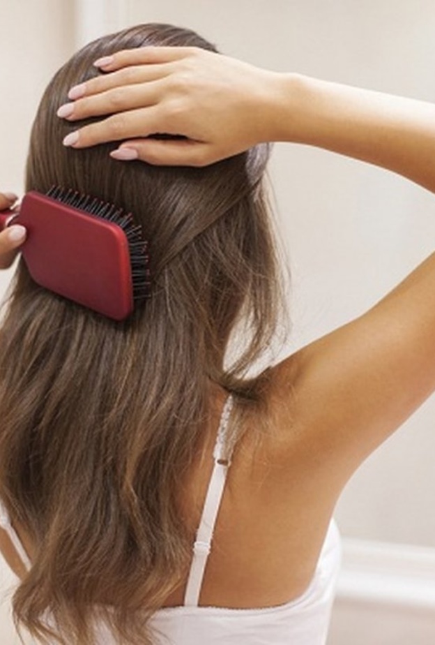 دعي شعرك حتى يجف قبل أن تمشطيه