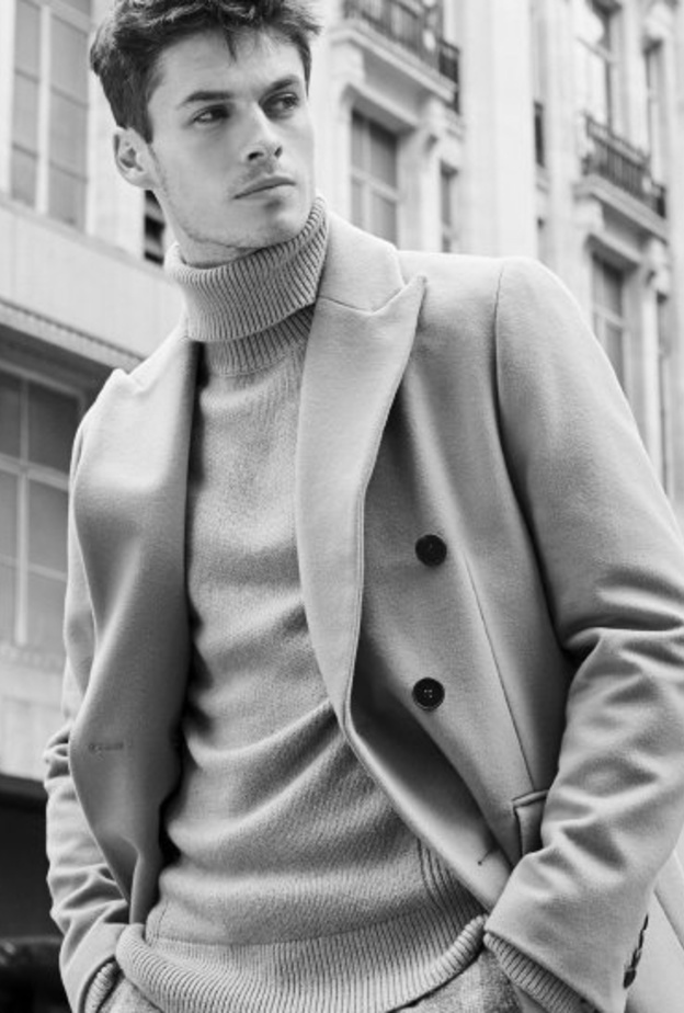 أناقة راقية بالتوب الصوفي بلن البيج الداكن بقصّة الجدائل