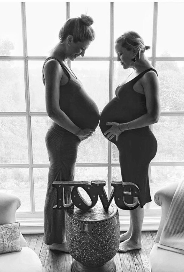 كيت هدسون وصديقتها أنجي فليتشر تستعرضان حملهما في شهورهما الأخيرة