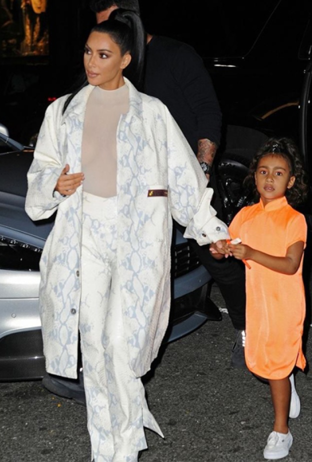 كيم كاردشيان وابنتها نورث بكامل أناقتهما خلال توجههما لتناول العشاء في نيويورك