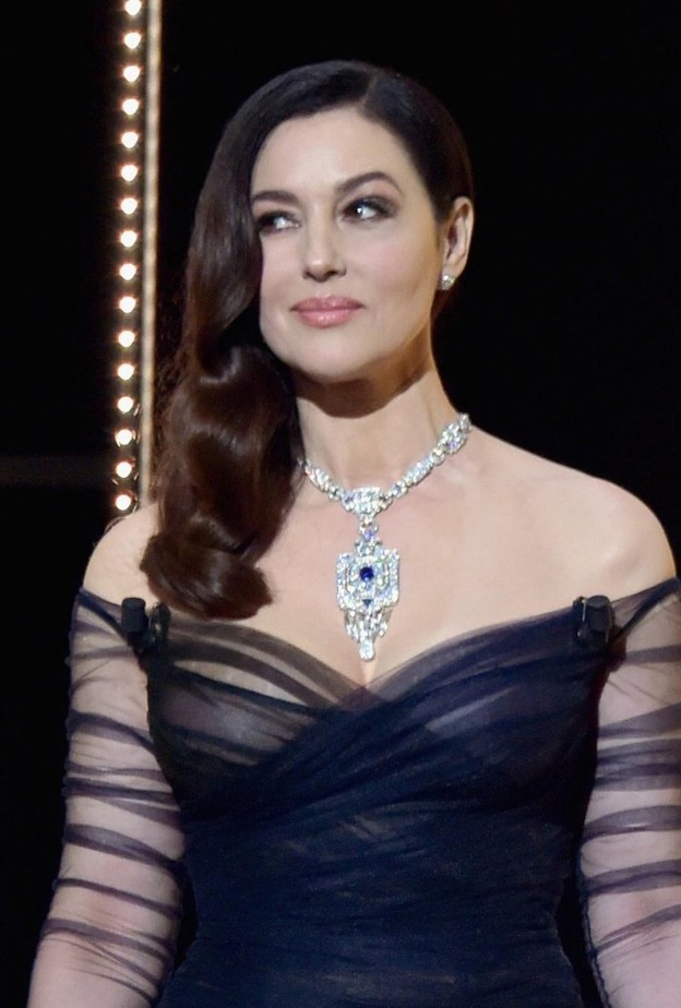  مونيكا بيلوتشي متألقة بالسحر مع مجوهرات كارتييه