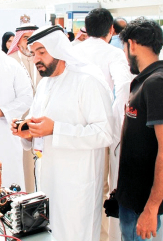 الشحي يقدم شرحاً عن اختراعه خلال معرض للابتكار في رأس الخيمة. من المصدر