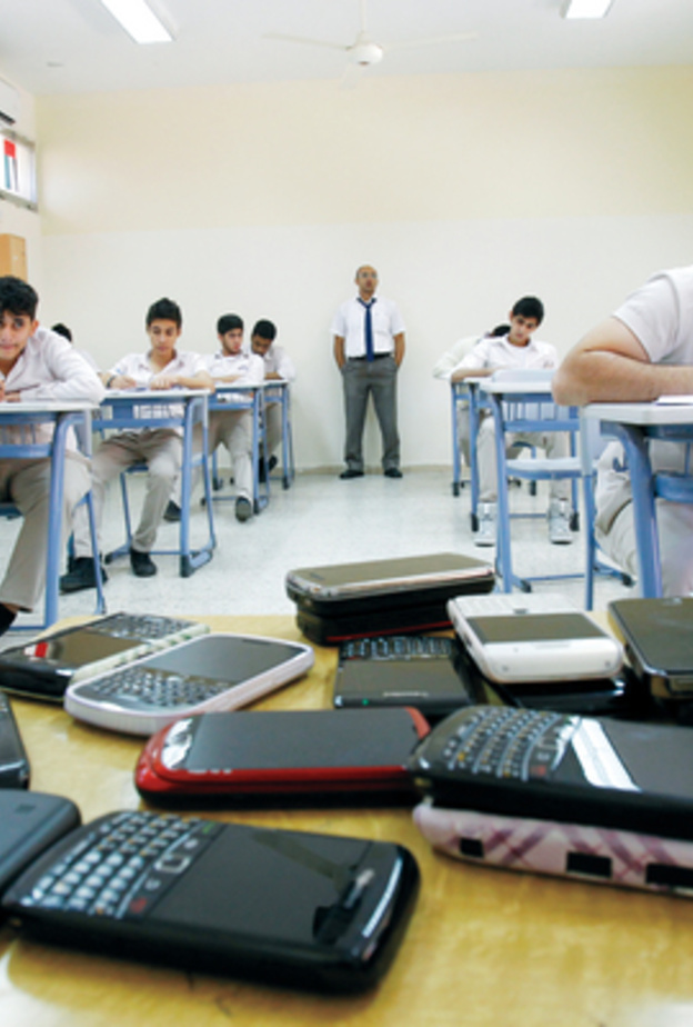 تعرف على عقوبة اصطحاب الموبايل في مدارس الإمارات