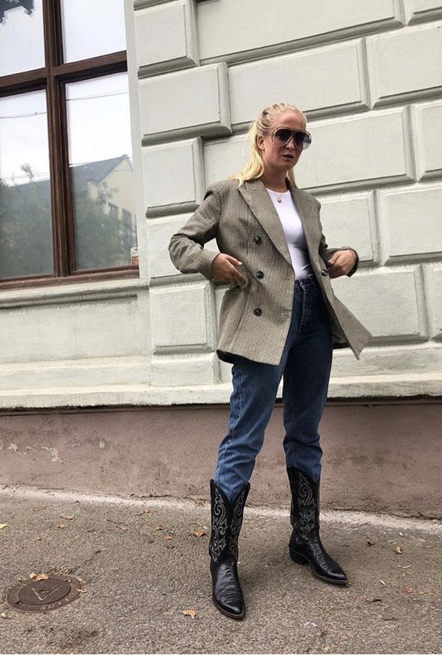 حذاء بوت جلدي مع اطلالة جريئة وجذابة