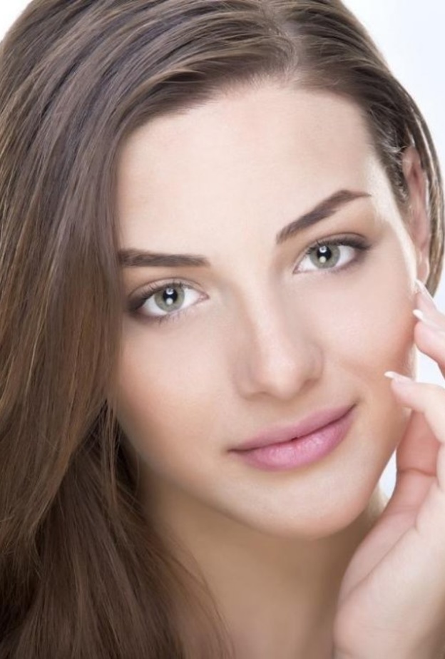  اغسلي بشرتك الدهنية ثلاث مرات يومياً.