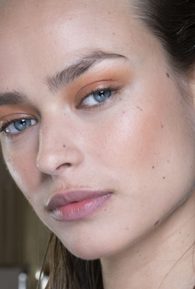  رسمات عيون نيلية لربيع وصيف 2019 من Lutz Huelle