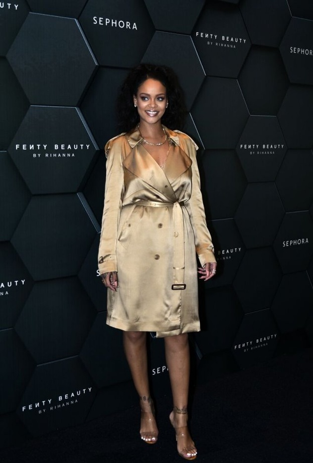 اختارت النجمة ريهانا ‏Rihanna‏ موضة المعطف الحيوي مع القماش الحريري