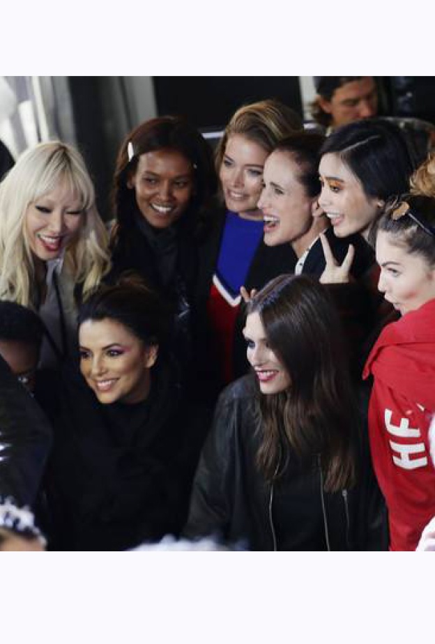 إيفا لونغوريا مع مجموعة من النجمات وعارضات الأزياء خلال عرض Le Defile L'Oreal في باريس