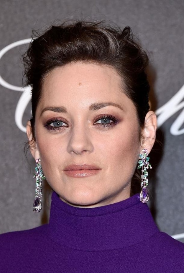 ماريون كوتيار ترتدي أقراط أحجار كريمة من شوبارد Chopard