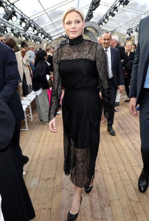 فستان أسود أنيق مصنوع من قماش الدانتيل وسترة أنيقة مصنوعة من الجلد