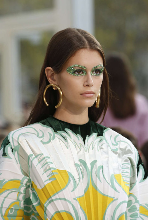 مكياج عيون براقة وخضراء من فالنتينو Valentino