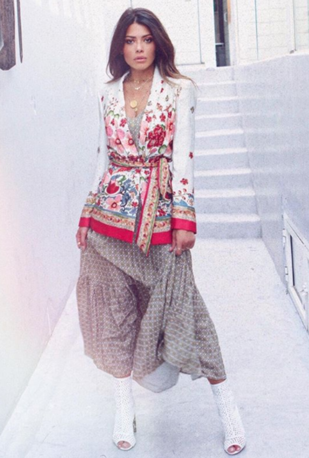 تنسيق أنيق اعتمدته العنود بدر لتصوير أحد حلقات برنامج تراندينغ ناو