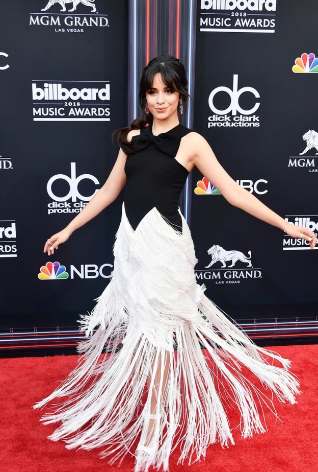 لحفل جوائز Billboard في مايو الفائت، إختارت فستاناً من مجموعة جيفانشي تميّز بالشراريب