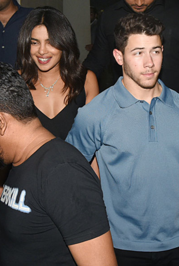 وسائل الإعلام التقطت صور لبريانكا تشوبرا ونيك عبر خروجهم من المطعم