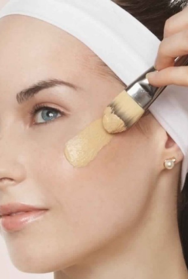  لصاحبات البشرة الدهنية ننصحك أن تختاري كريم الأساس بطبقة خفيفة وبتركيبة غير لامعة