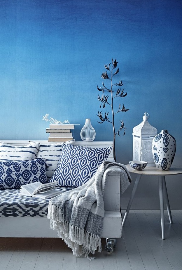 ديكور غرفة معيشة مودرن وألوان الأزرق الجذابة على السقف والجدران