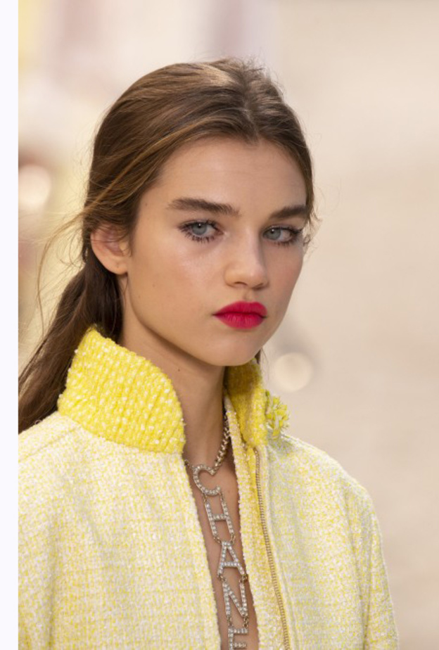 تسريحات شعر طبيعية مع الخصل المتطايرة في عرض شانيل لصيف 2019