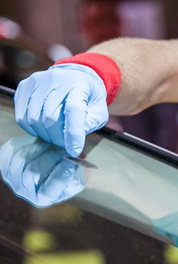  إزالة الخدوش من الزجاج الأمامي