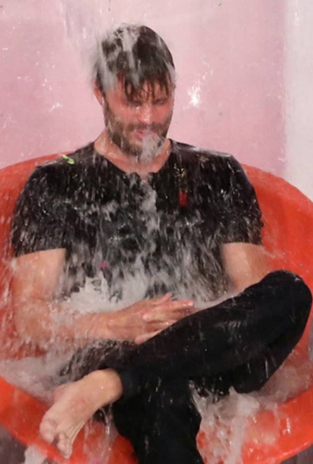 جيمي دورنان لحظة تبلله بالماء في تحدي خيري خلال استضافته في برنامج Ellen show